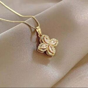 18kgp Rotating Clover Necklace